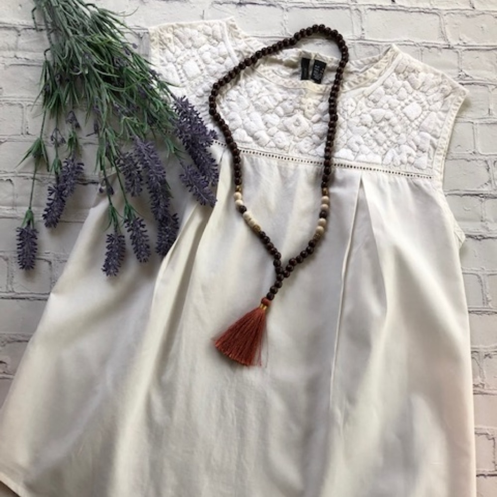 🍀EUC MNG White Embroidered Top, Sz XS. Cute summer top